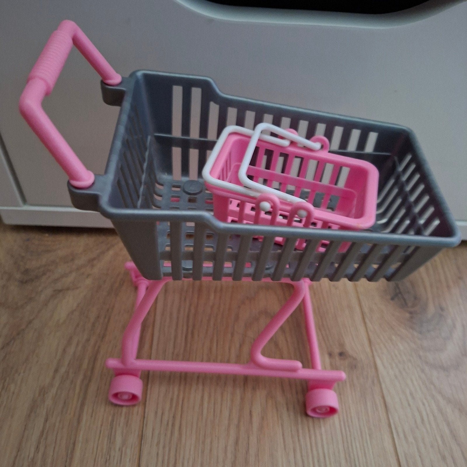 Barbie lopende band en winkelwagen met boodschappenmand, Kinderen en Baby's, Ophalen of Verzenden, Gebruikt, Meisje