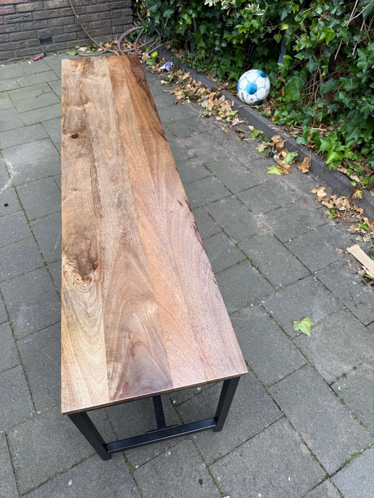 Robuuste houten bank met metalen onderstel, Twee, Bruin, Ophalen of Verzenden, Zo goed als nieuw