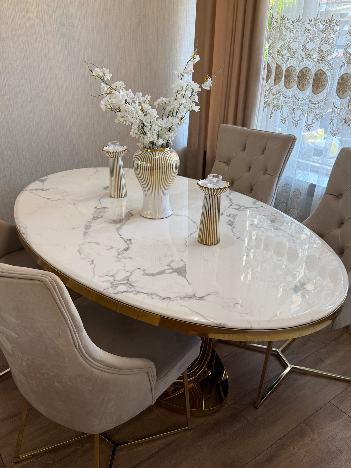 Ovale eettafel met marmerlook en gouden onderstel, Huis en Inrichting, 100 tot 150 cm, Ophalen of Verzenden, Zo goed als nieuw