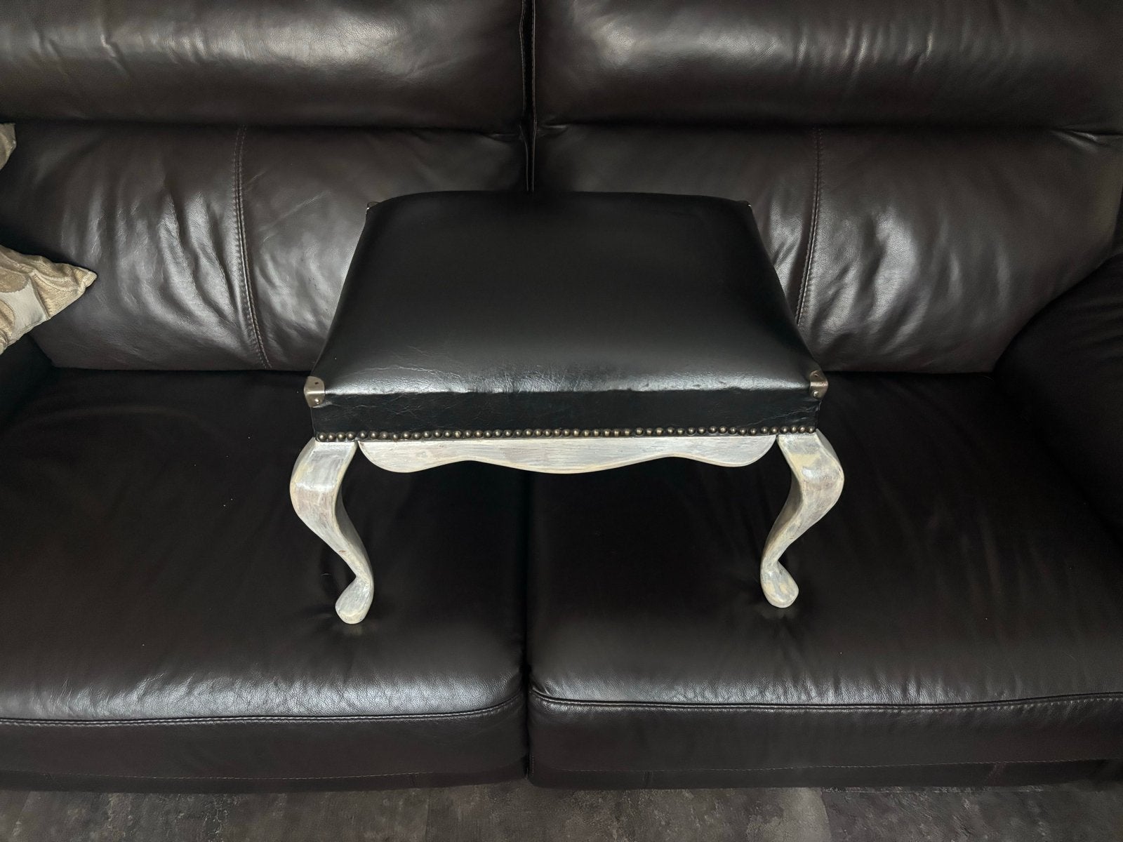 Klassiek Vintage voetenbankje / poef met lederen zitting, Gebruikt, Ophalen of Verzenden, Rechthoekig, 50 tot 75 cm