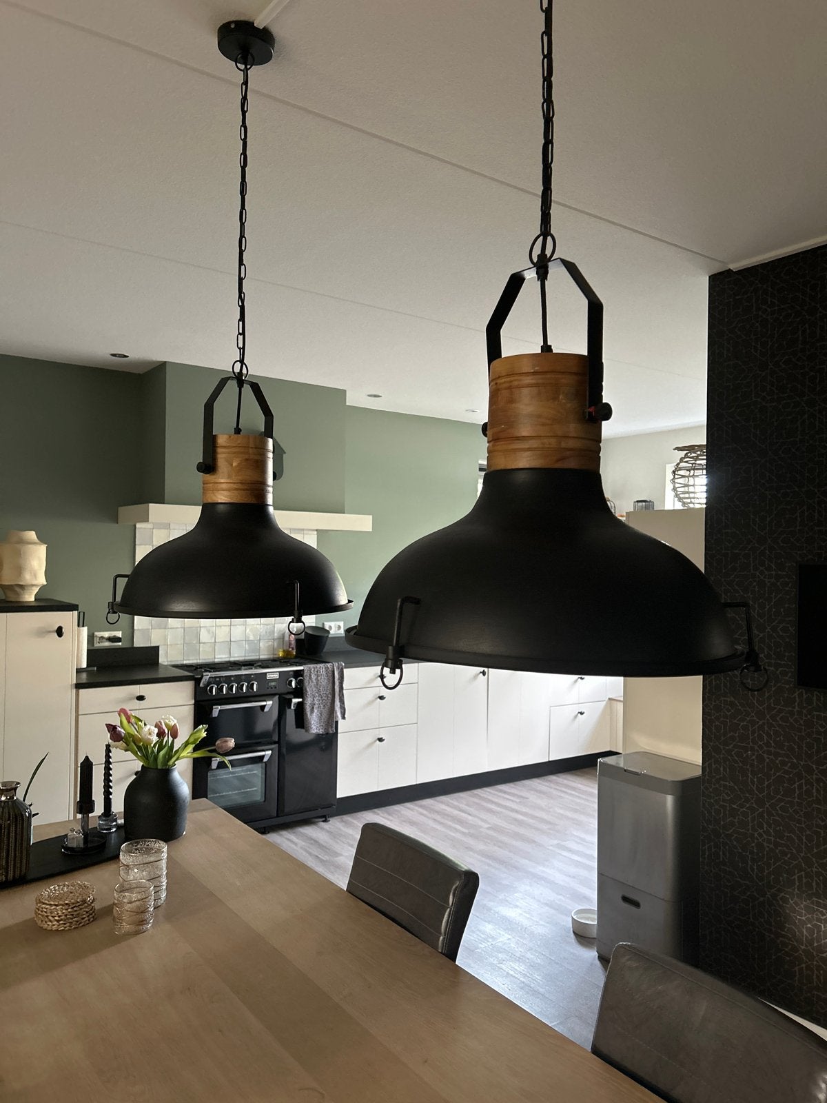 2 Dutchbone Raw hanglampen zwart en hout, Huis en Inrichting, Lampen | Hanglampen, Ophalen, Zo goed als nieuw, Hout, 75 cm of meer