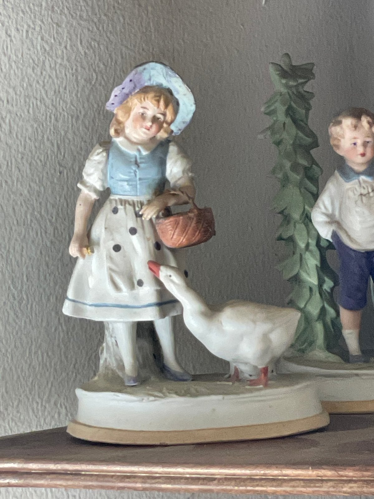 Vintage Biscuit porseleinen beeldjes - Meisje met gans, Verzamelen, Beelden en Beeldjes, Ophalen of Verzenden, Gebruikt, Mens