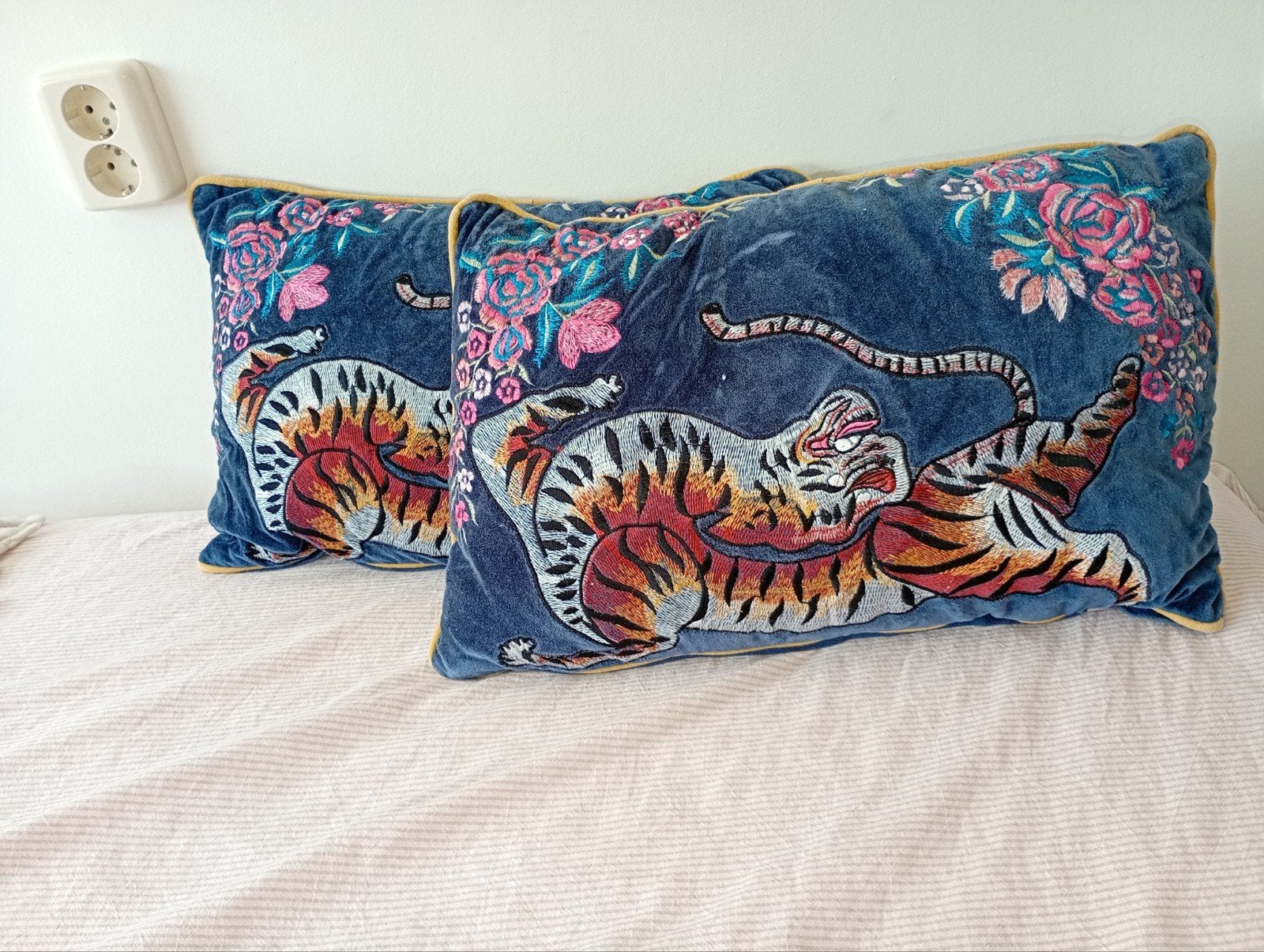 “2x luxe sierkussen tijger bloemen – Kwantum – velvet”, Huis en Inrichting, Woonaccessoires | Kussens, Overige merken, Gebruikt