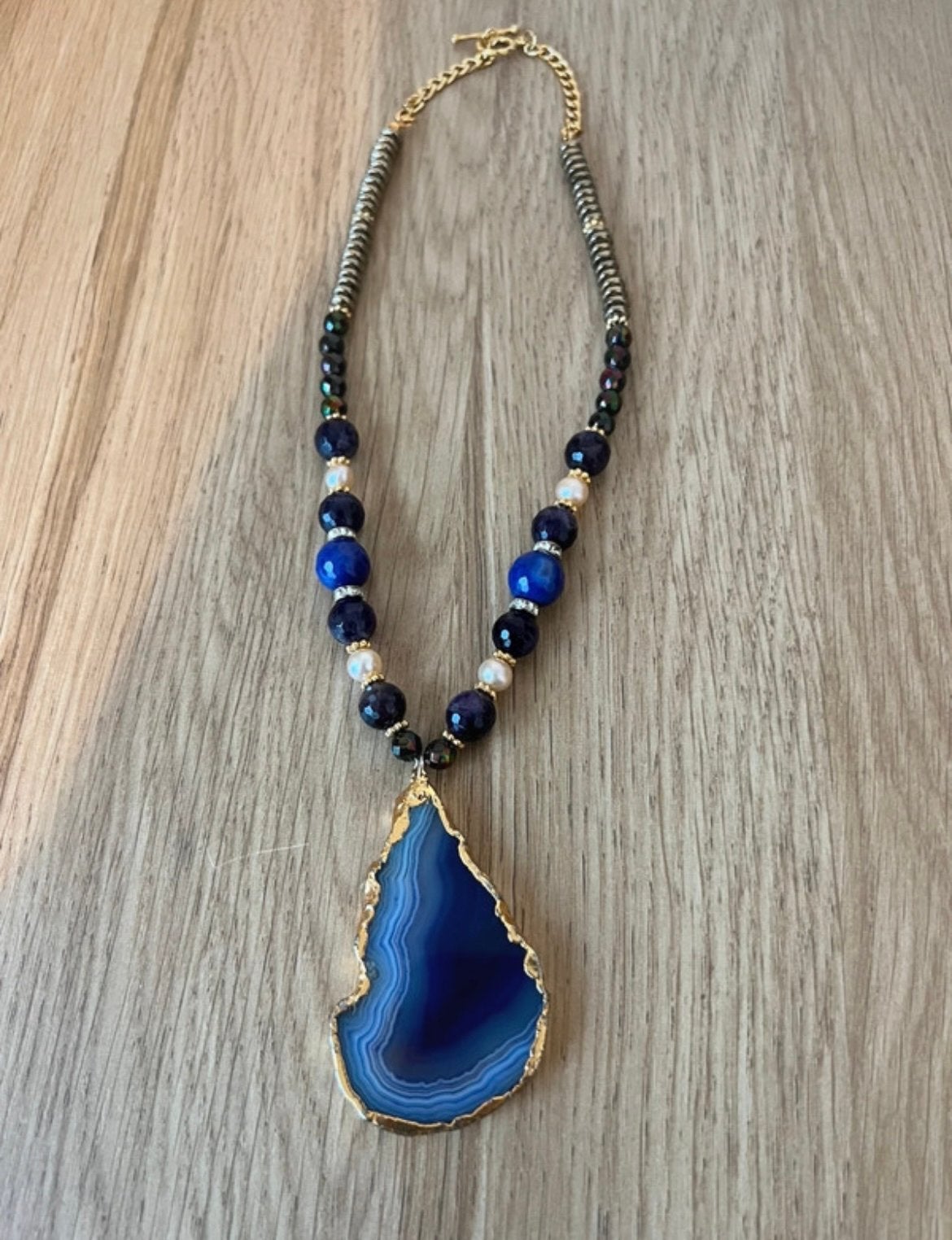 Handgemaakte ketting met agaat hanger en edelstenen, Blauw, Nieuw, Ophalen of Verzenden, Steen of Mineraal