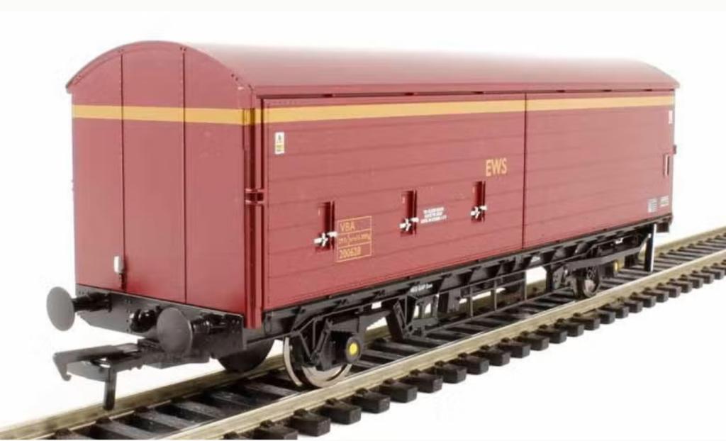 Bachmann 38-125 - Gesloten goederenwagen van EWS in ovp, Overige merken, Gelijkstroom, Ophalen of Verzenden, Nieuw