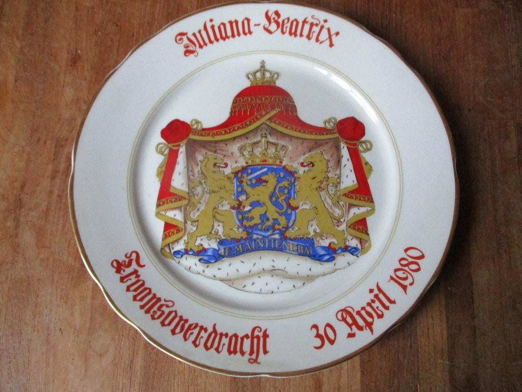 Juliana Beatrix limited edition Royal Stafford 1980 kroning, Antiek en Kunst, Curiosa en Brocante, Ophalen of Verzenden