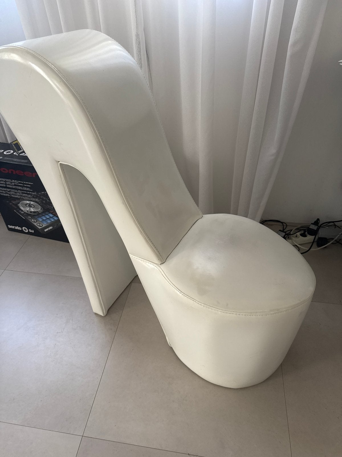 Unieke Witte Hoge Hak Stoel - Stijlvol Design, Huis en Inrichting, Ophalen, Kunststof, Gebruikt, Wit