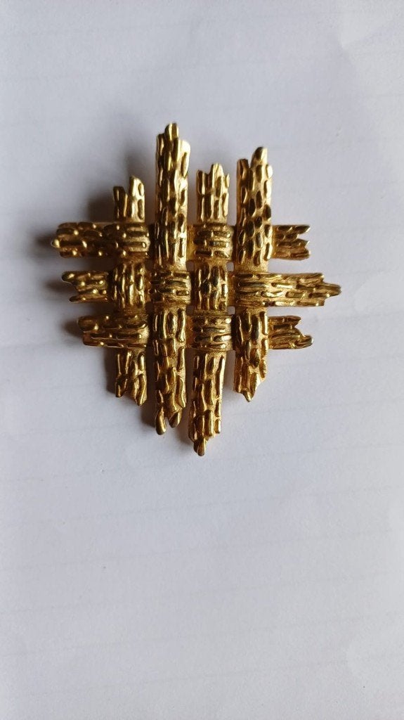 TRIFARI Broche goudkleurig mandvlecht VINTAGE ca 1965 Crown, Overige materialen, 4 tot 7 cm, Gebruikt, Ophalen of Verzenden