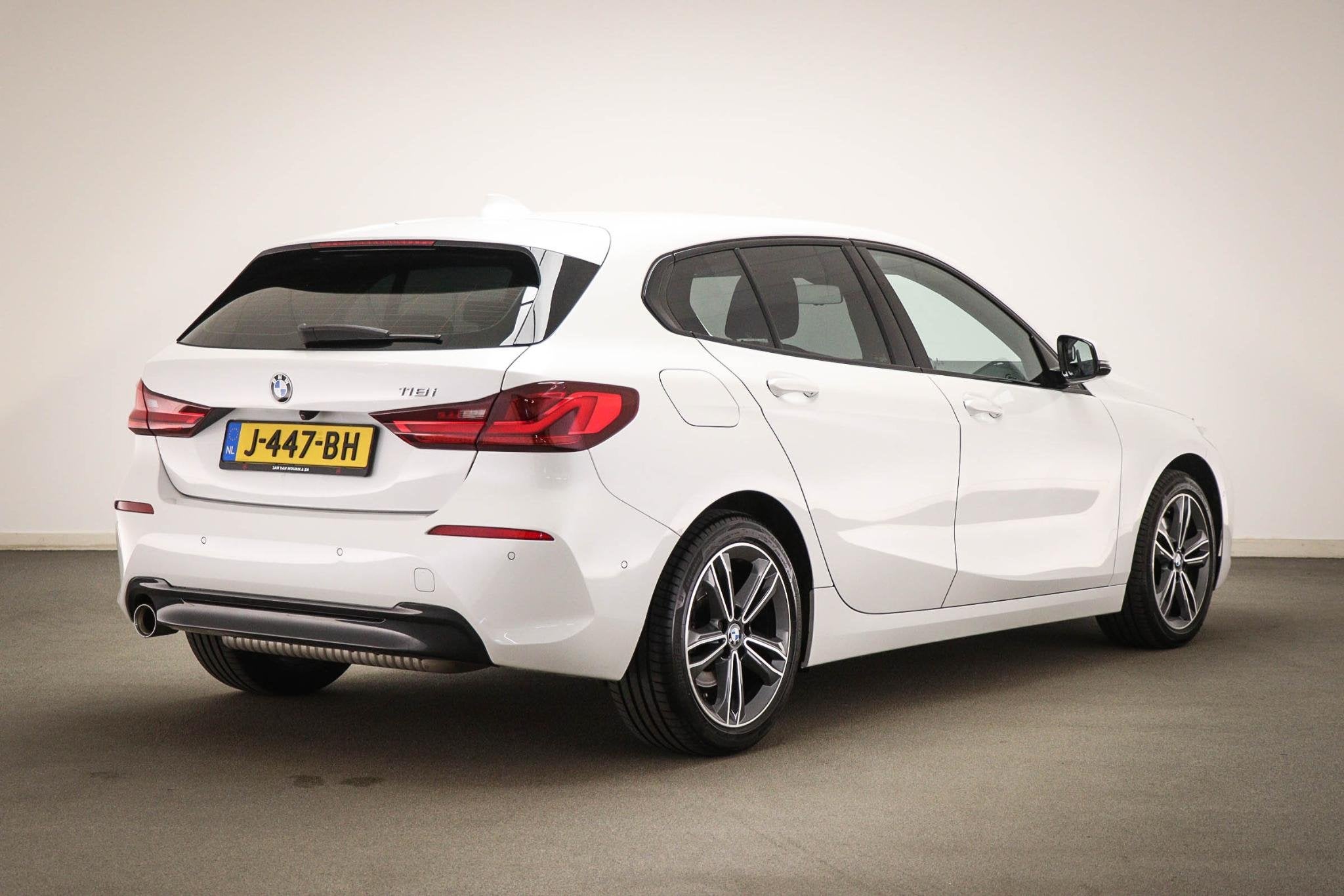 BMW 1-serie 118i Executive Edition | HALF LEDER | DAB | APPL, Met garantie (alle), Leder en Stof, Wit, Origineel Nederlands