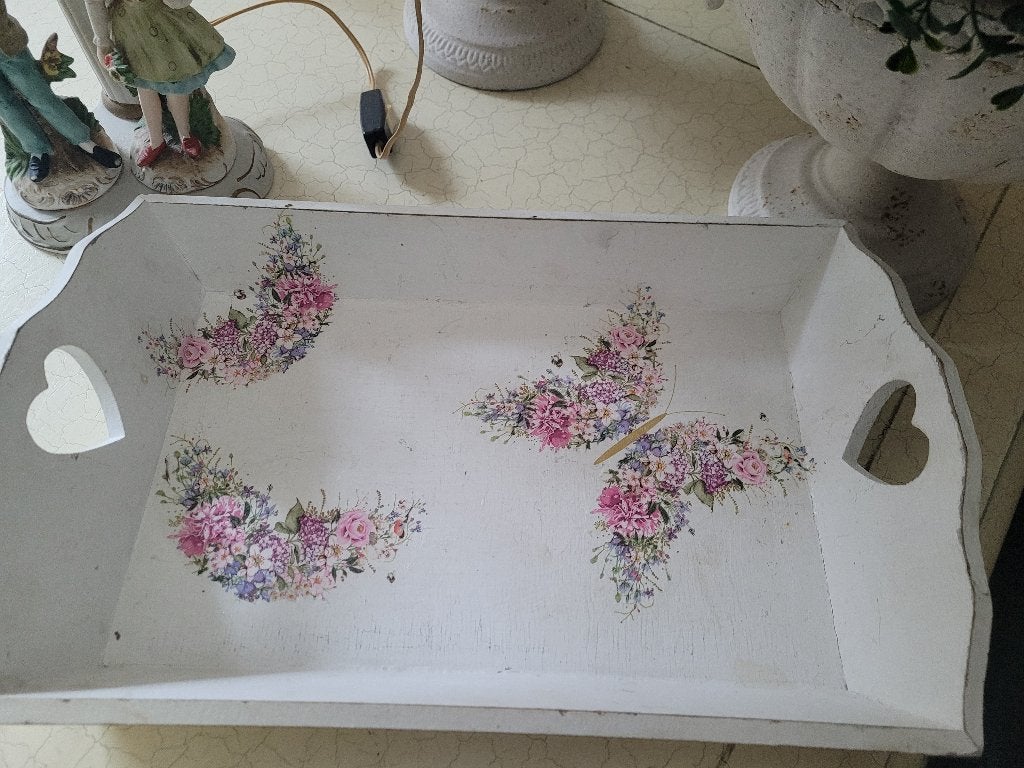 Vintage vol houten dienblad met bloemen en vlinder decor