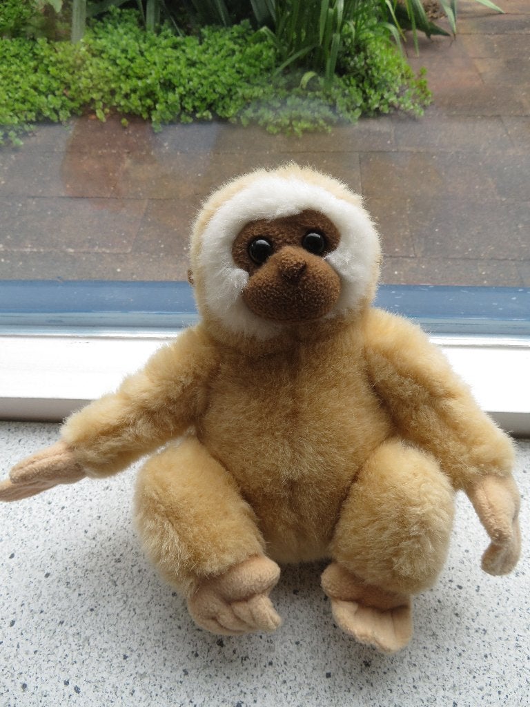 Pluche aap beige merk P.I.A Holland meet ca 25 cm, Ophalen of Verzenden, Zo goed als nieuw, Met label, Beige
