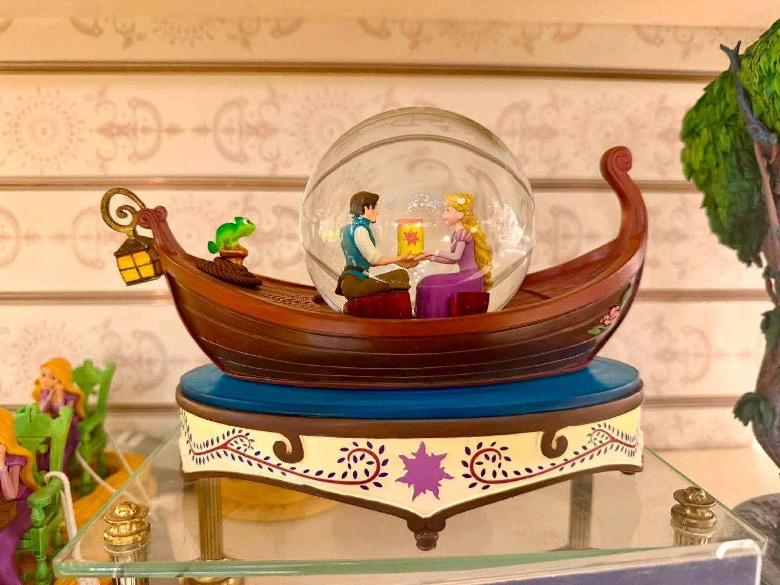 Disneyland Parijs snowglobe Rapunzel, Ophalen of Verzenden, Overige figuren, Nieuw