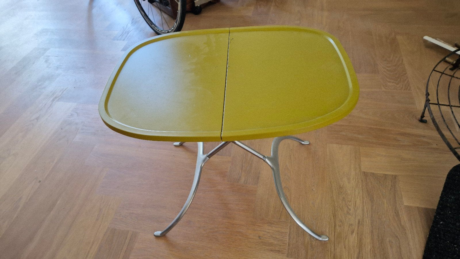 Vintage Kartell Bijzettafel - Geel, Ovaal, Huis en Inrichting, Minder dan 45 cm, Kunststof, Gebruikt, Vintage, Modern, Design