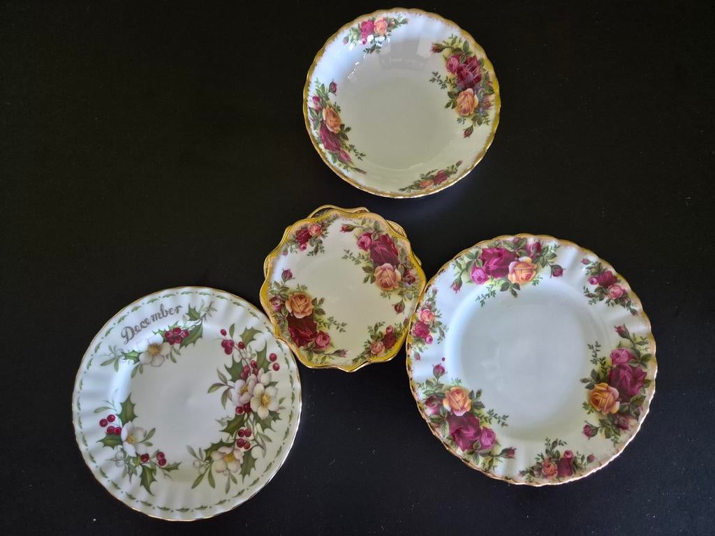 Royal Albert Old Country Roses & December servies, Antiek en Kunst, Ophalen