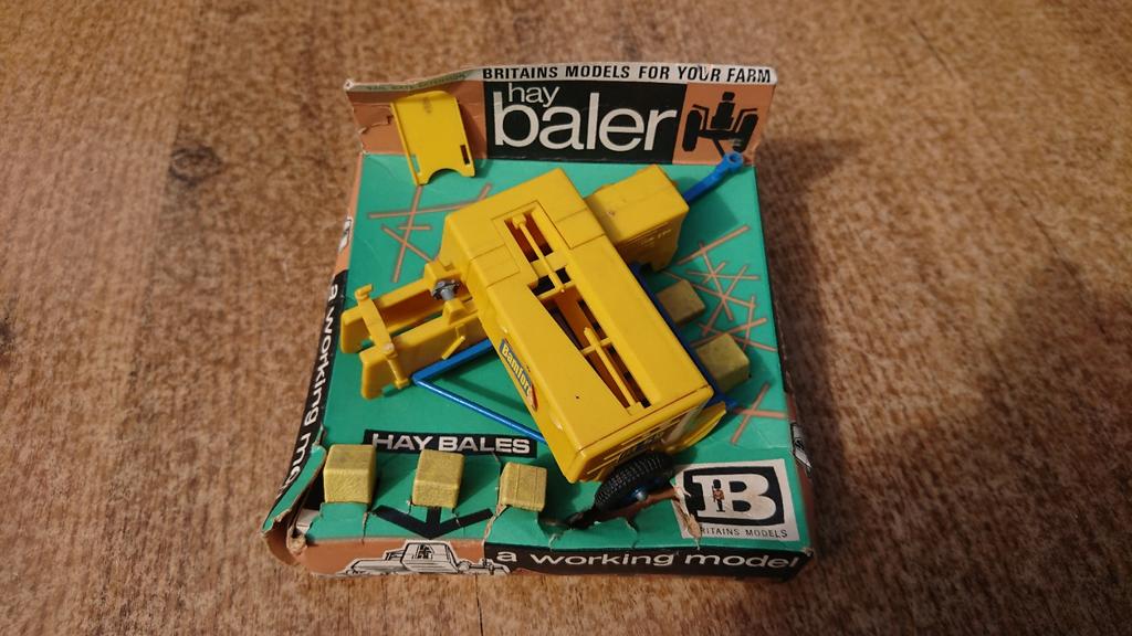 Britains 9563 Bamford hooibalenmachine., Ophalen of Verzenden, Gebruikt, Tractor of Landbouw, Britains