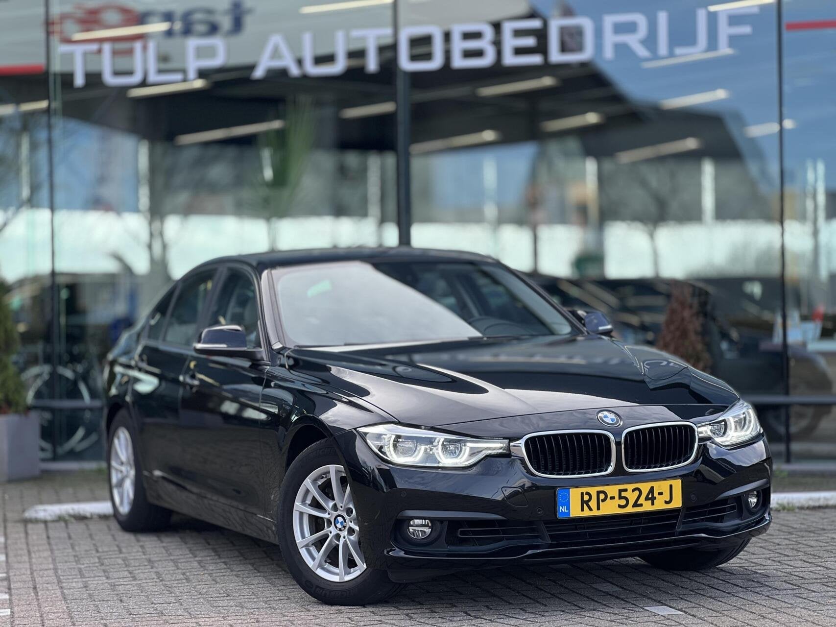BMW 3-serie 318i High Executive Automaat Clima 2018 Leer NAP, Automaat, Zwart, 3 cilinders, Sedan