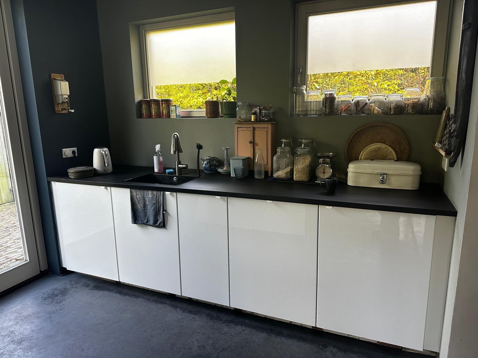 Ikea keuken hoogglans wit met zwart blad, incl. apparatuur, Gebruikt, Wit, Overige typen, Ophalen of Verzenden