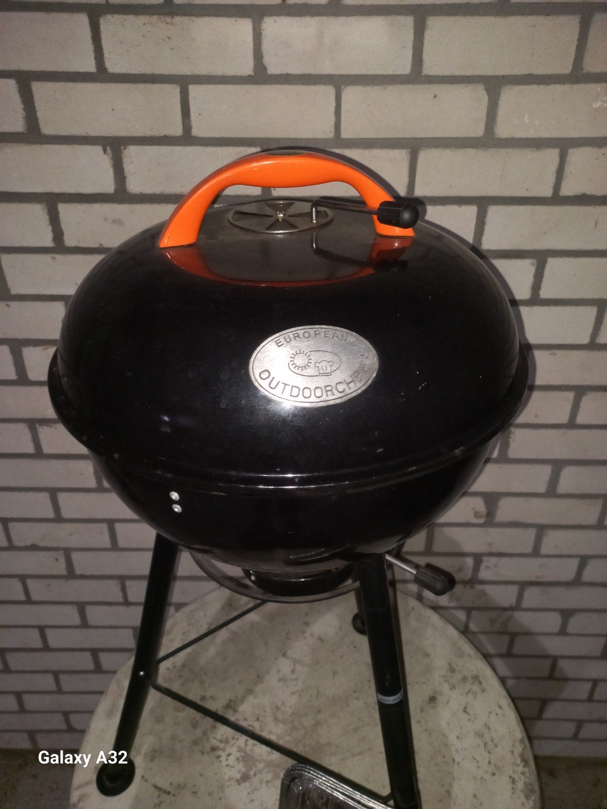 BBQ op houtskool merk European, Ophalen, Zo goed als nieuw