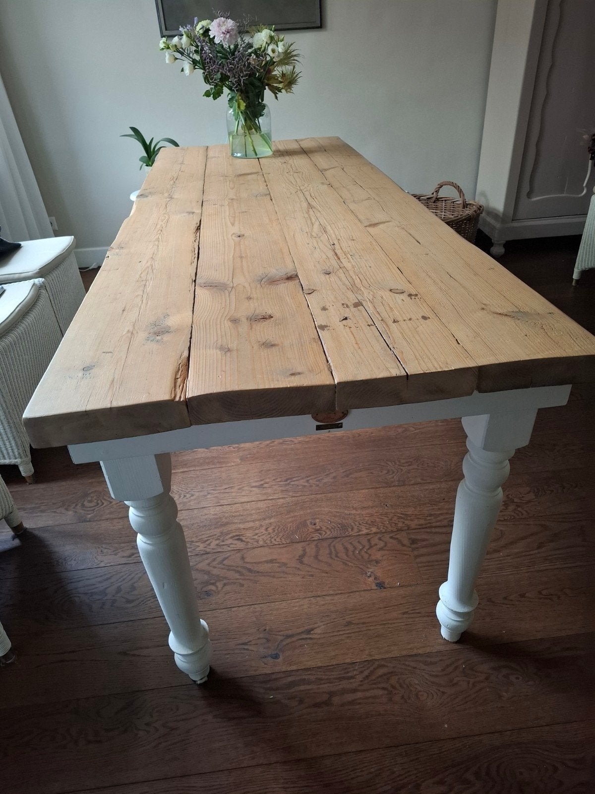 Robuuste houten eettafel met witte poten 210 x 78,5 x79, Huis en Inrichting, Tafels | Eettafels, Ophalen, Gebruikt, Landelijk, Rustiek