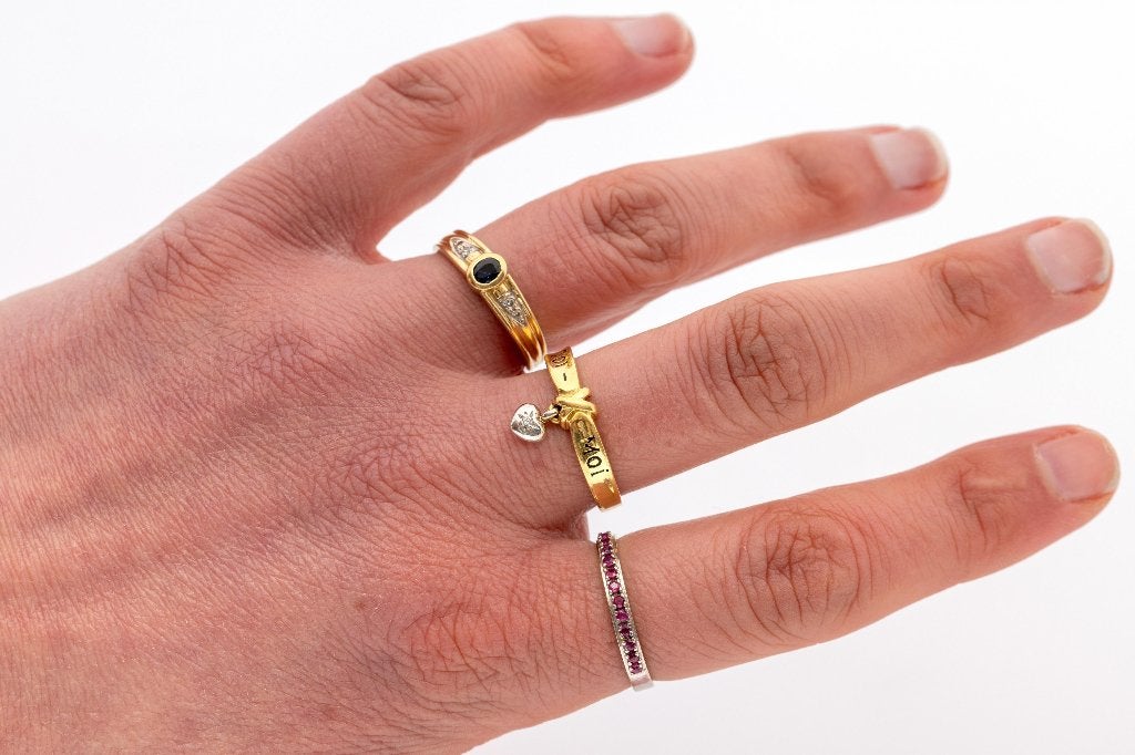 Robijnen alliance 14k gouden rij ring dame aanschuif fraai, Sieraden, Tassen en Uiterlijk, 18 tot 19, Voordeelsieraden, Ophalen of Verzenden