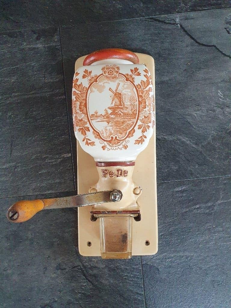 PeDE Wand koffiemolen, Ophalen