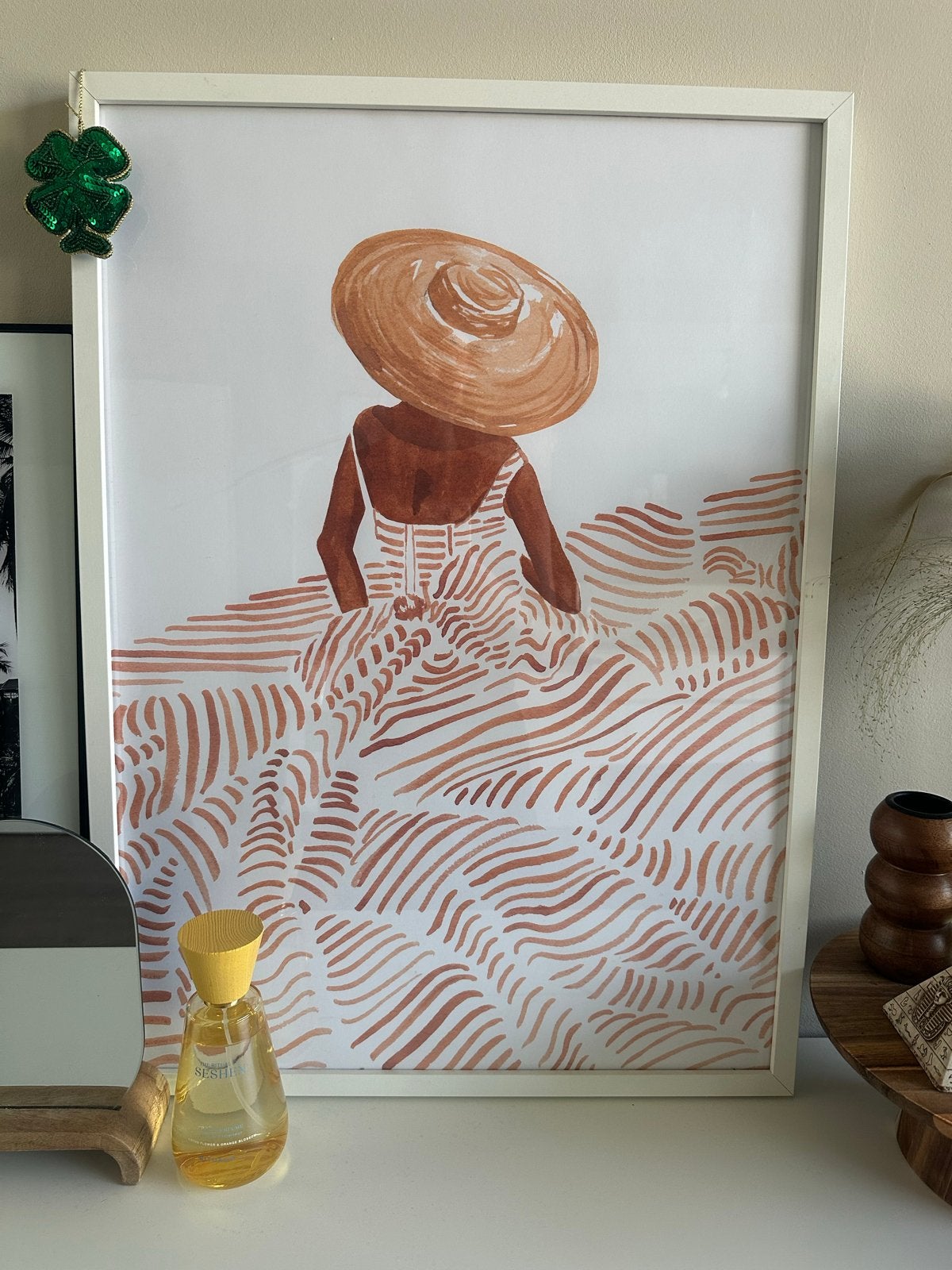 Moderne kunstprint: Vrouw met hoed en gestreepte jurk, Antiek en Kunst, Kunst | Schilderijen | Modern, Ophalen, Figuren, Papier/karton