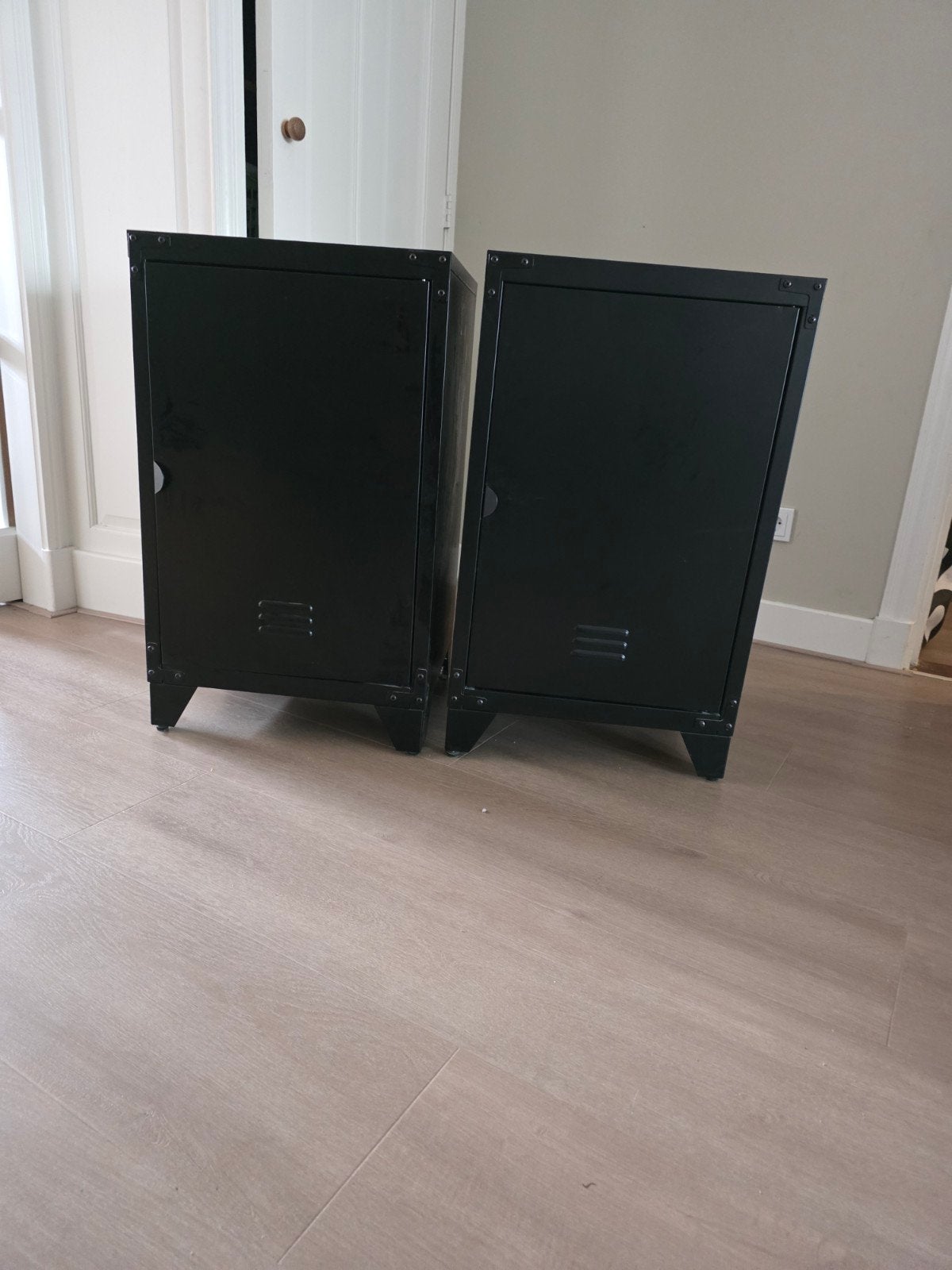 Set van 2 zwarte metalen kasten met planken, Ophalen, Zo goed als nieuw, Industrieel, Modern