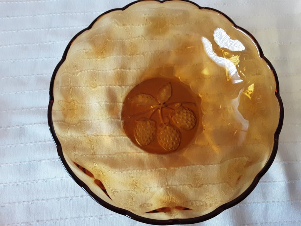 Amber glazen schaal  aardbei relief in bodem,, Ophalen of Verzenden