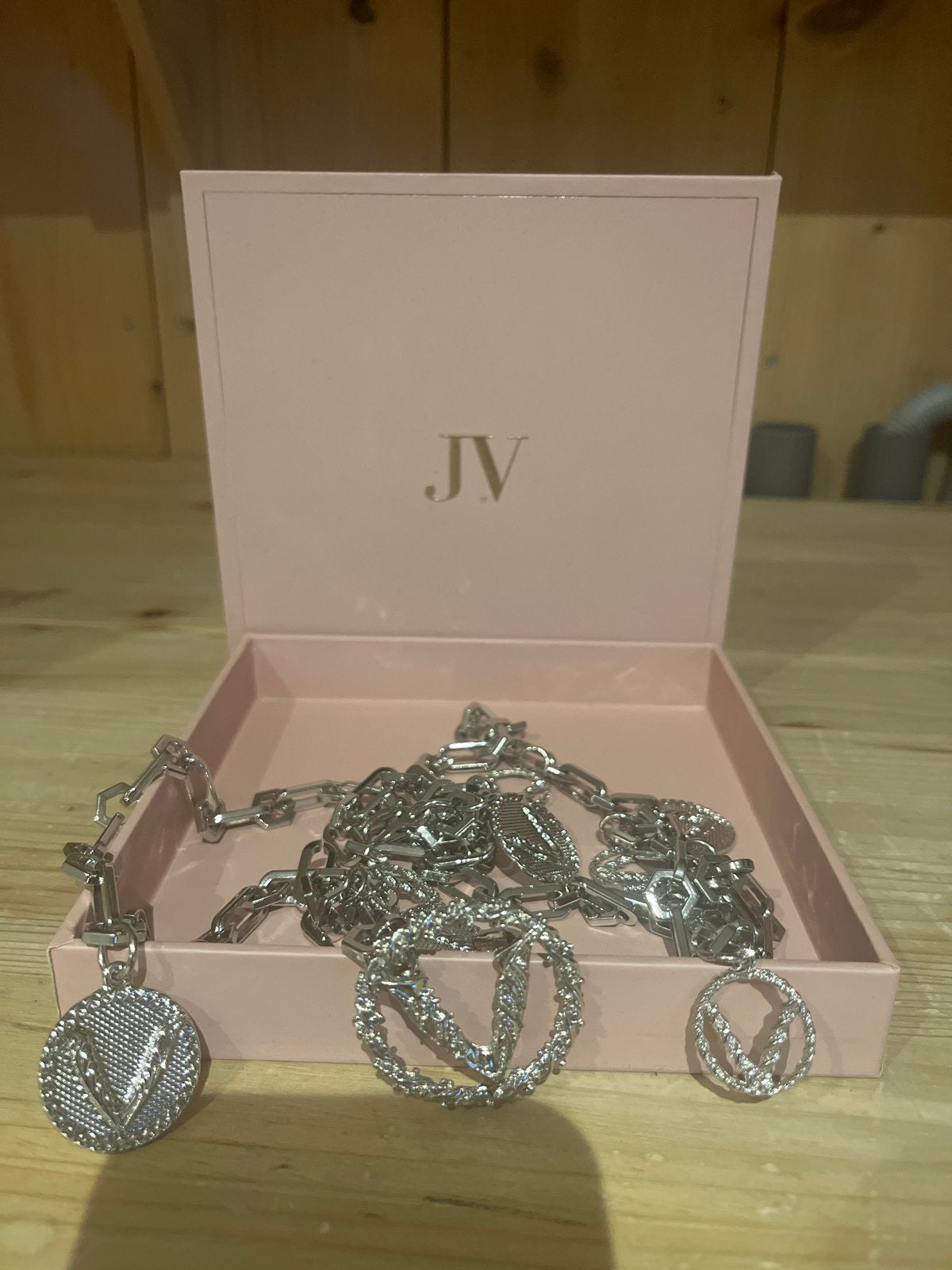 Josh.V  - Zilverkleurig met logo hangers ketting riem 95cm, Kleding | Dames, Overige kleuren, Tailleriem, Ophalen of Verzenden