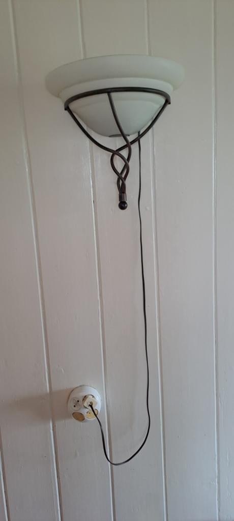 Vintage wandlamp met glazen kap en metalen frame, Ophalen of Verzenden, Gebruikt, Glas