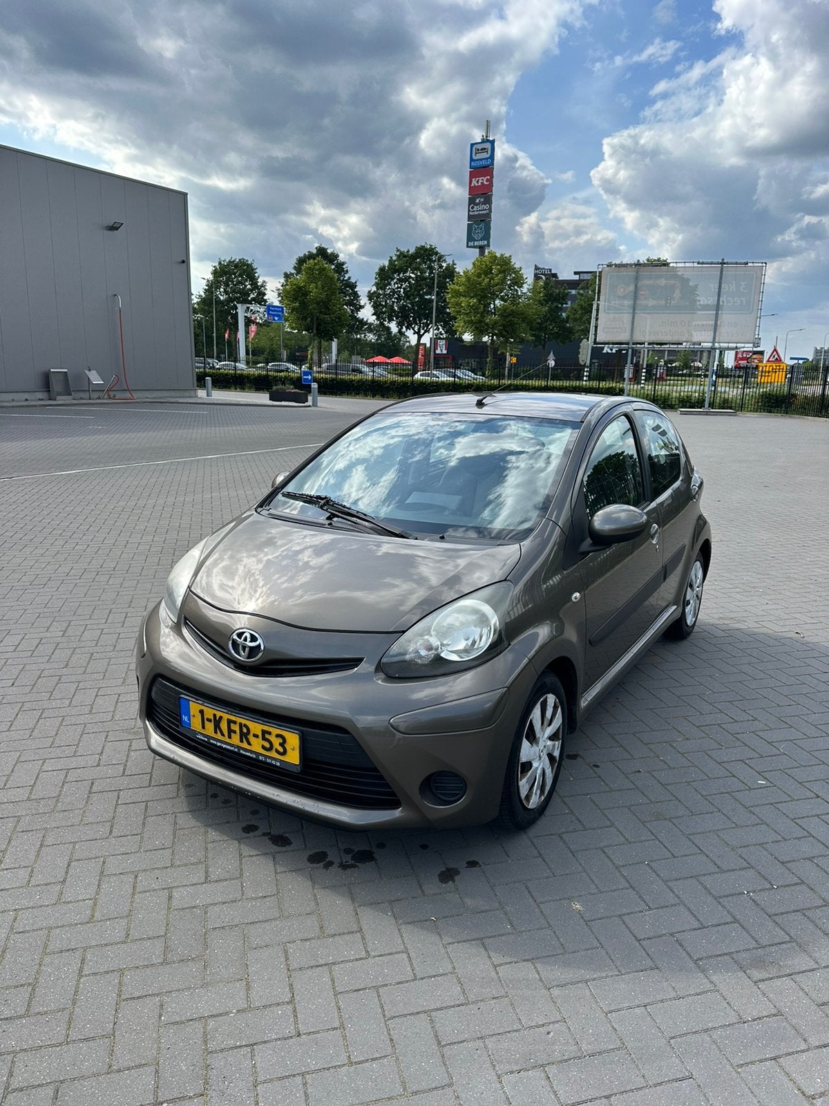 Toyota Aygo 1.0 12V Vvt-i 5DRS 2012 Bruin, Auto's, Voorwielaandrijving, Bruin, 4 stoelen, Handgeschakeld