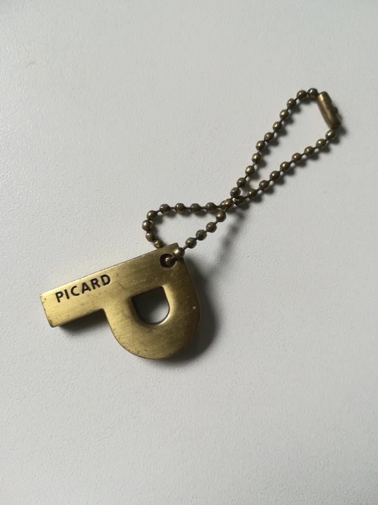 Metalen sleutelhanger. Met opschrift : Picard., Ophalen of Verzenden, Merk