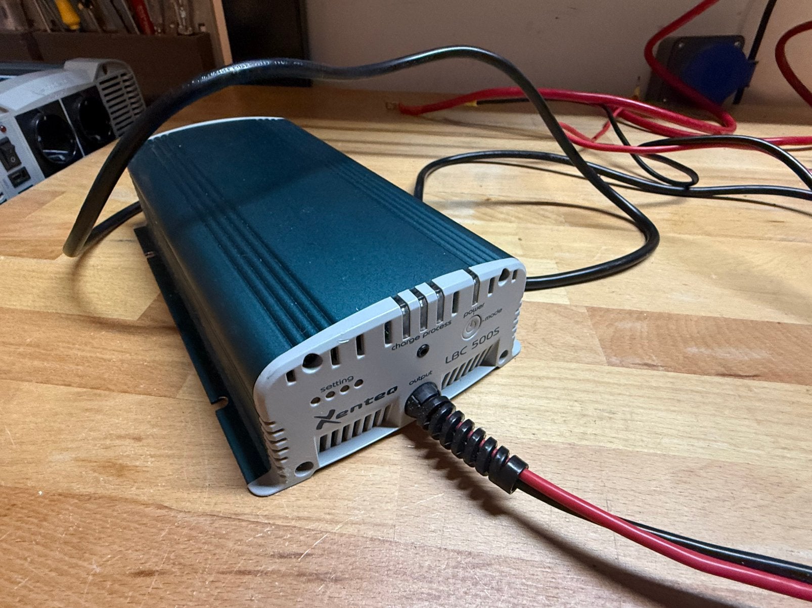 Xenteq LBC 512-20S acculader 12V 20A, Caravans en Kamperen, Ophalen of Verzenden, Zo goed als nieuw