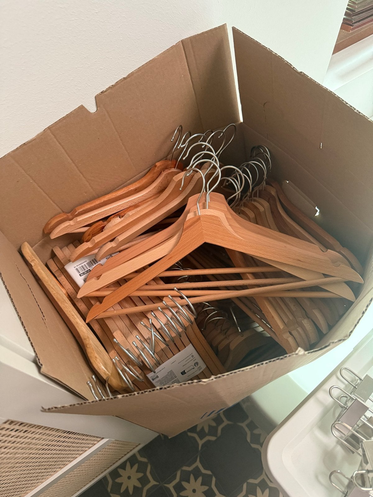 60 Houten kledinghangers (Ikea BUMERANG), Ophalen, Zo goed als nieuw, Hout, Volwassenen