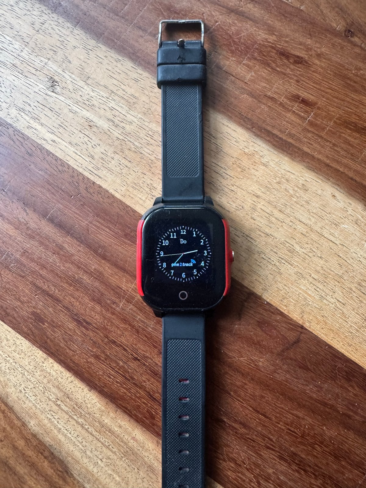 One2track zwart/rood kinderhorloge met belfunctie en GPS, Ophalen of Verzenden, Gebruikt, Zwart, Jongen of Meisje