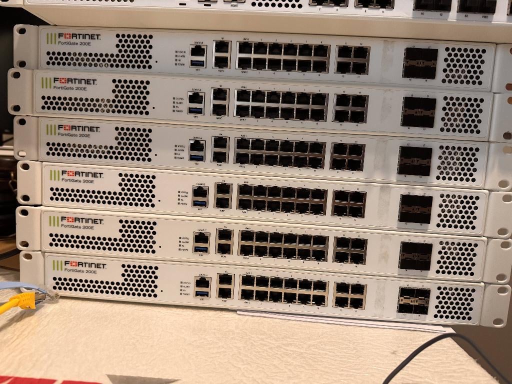 Fortigate 200e, Computers en Software, Routers en Modems, Zo goed als nieuw, Router, Ophalen of Verzenden