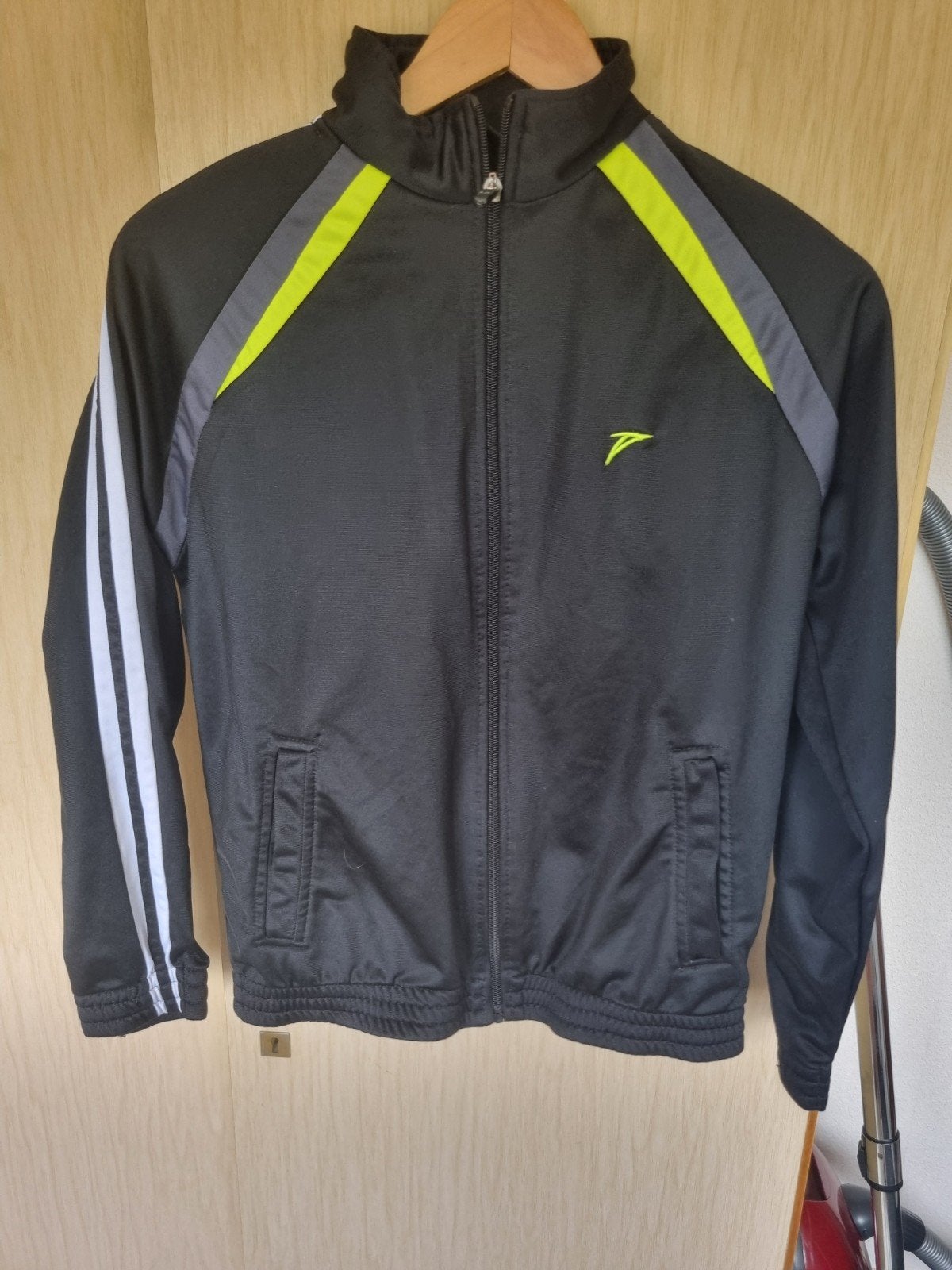 Mooi zwart sportvest jas dutchy trainingsvest 164, Dutchy, Sport- of Zwemkleding, Ophalen of Verzenden, Zo goed als nieuw