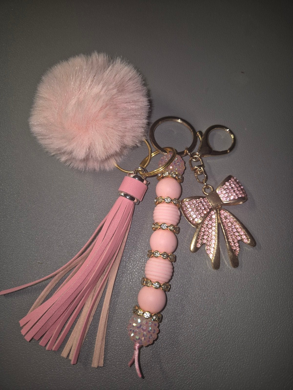 Roze sleutelhanger met pompon en strik, Ophalen of Verzenden, Nieuw, Overige typen