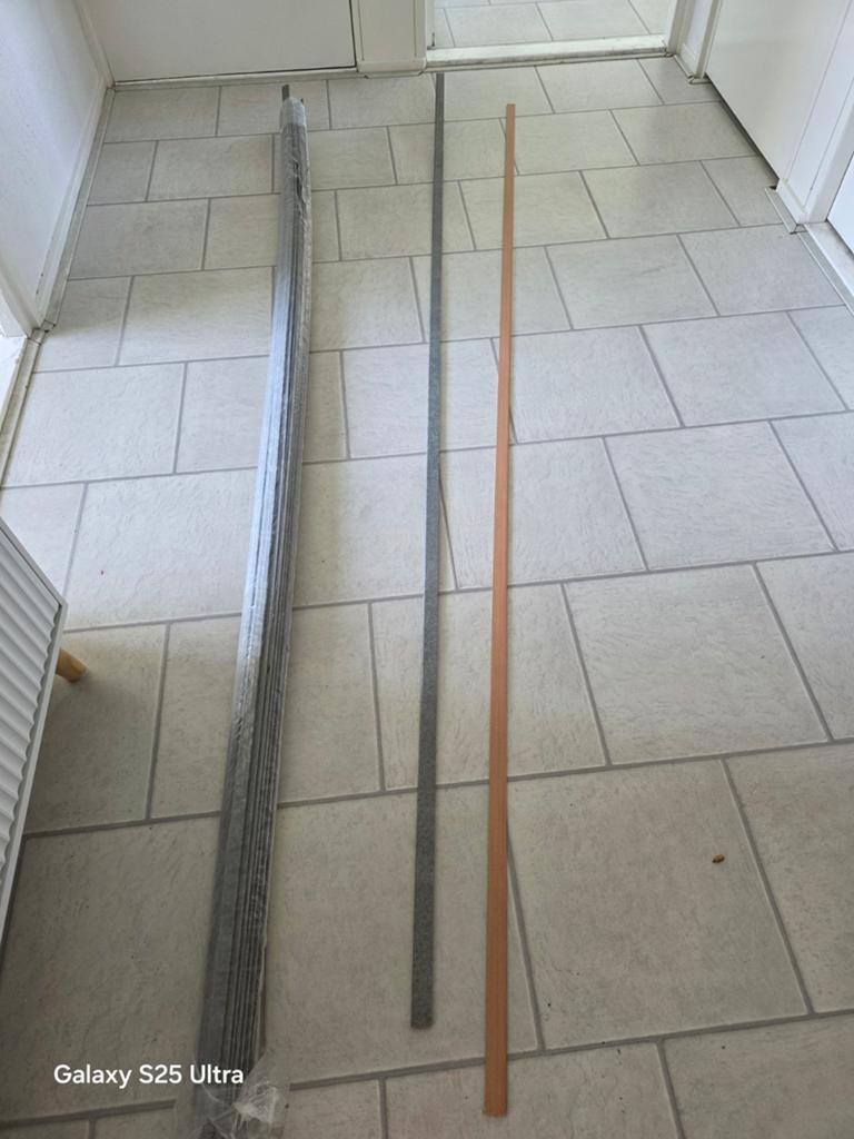 Nieuwe grijze plinten - 12 stuks + 1 stuks licht bruin, Overige materialen, Nieuw, Ophalen of Verzenden, 250 cm of meer