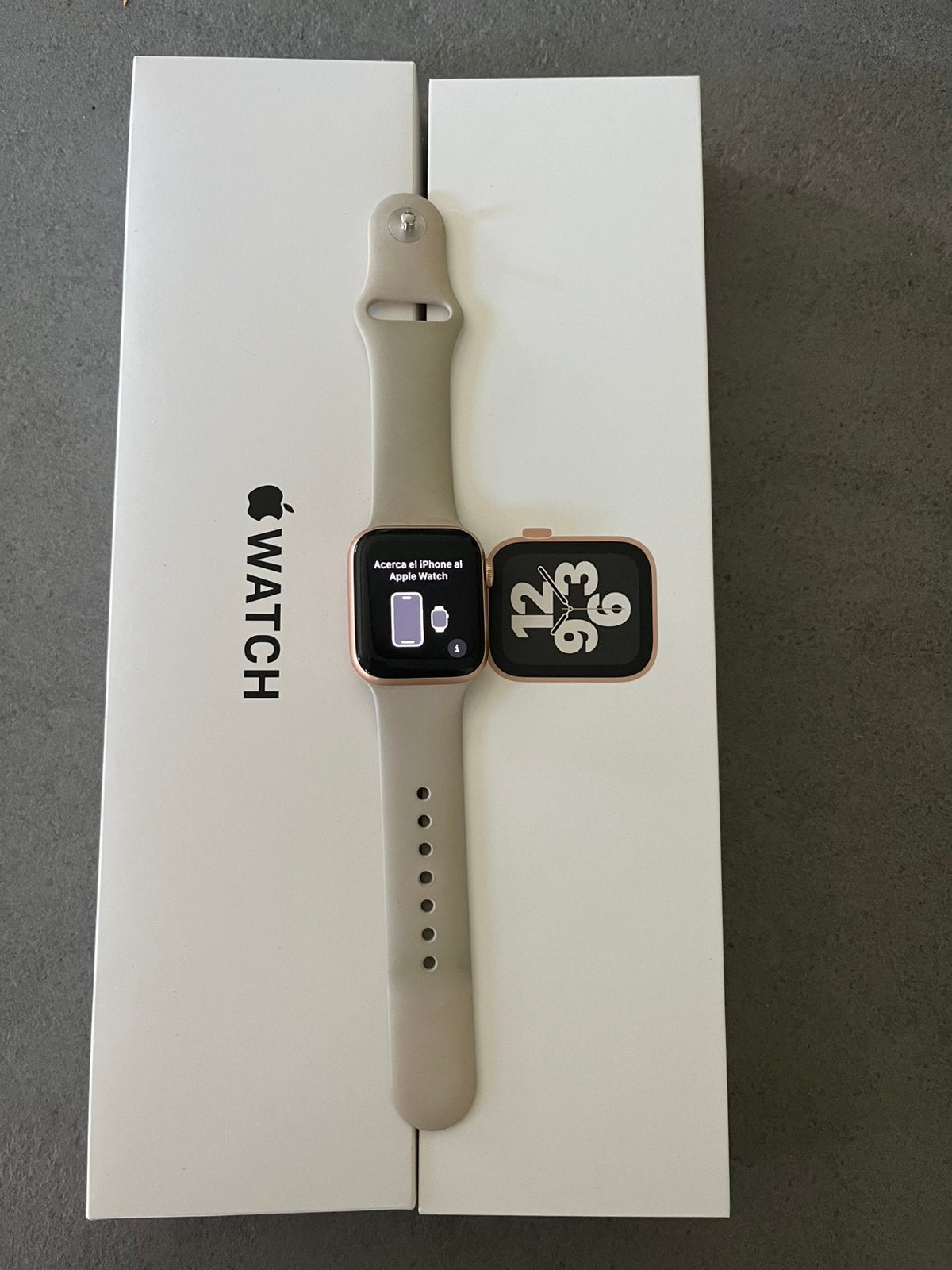 Apple watch SE 40 mm Gold Alu Starlight Sp band GPS, Gebruikt, IOS, Ophalen of Verzenden, GPS