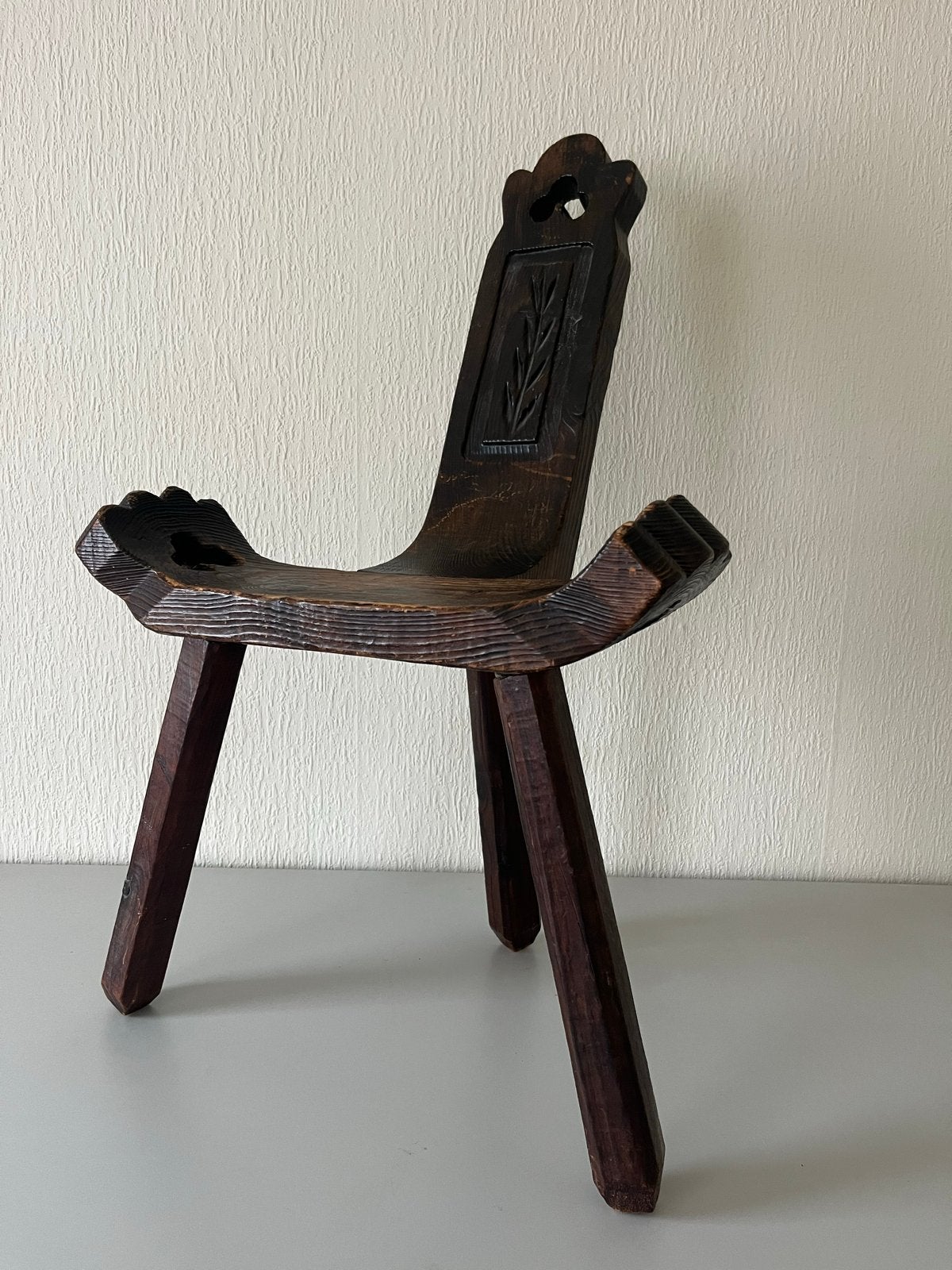 Unieke handgesneden houten kruk met rugleuning, Ophalen
