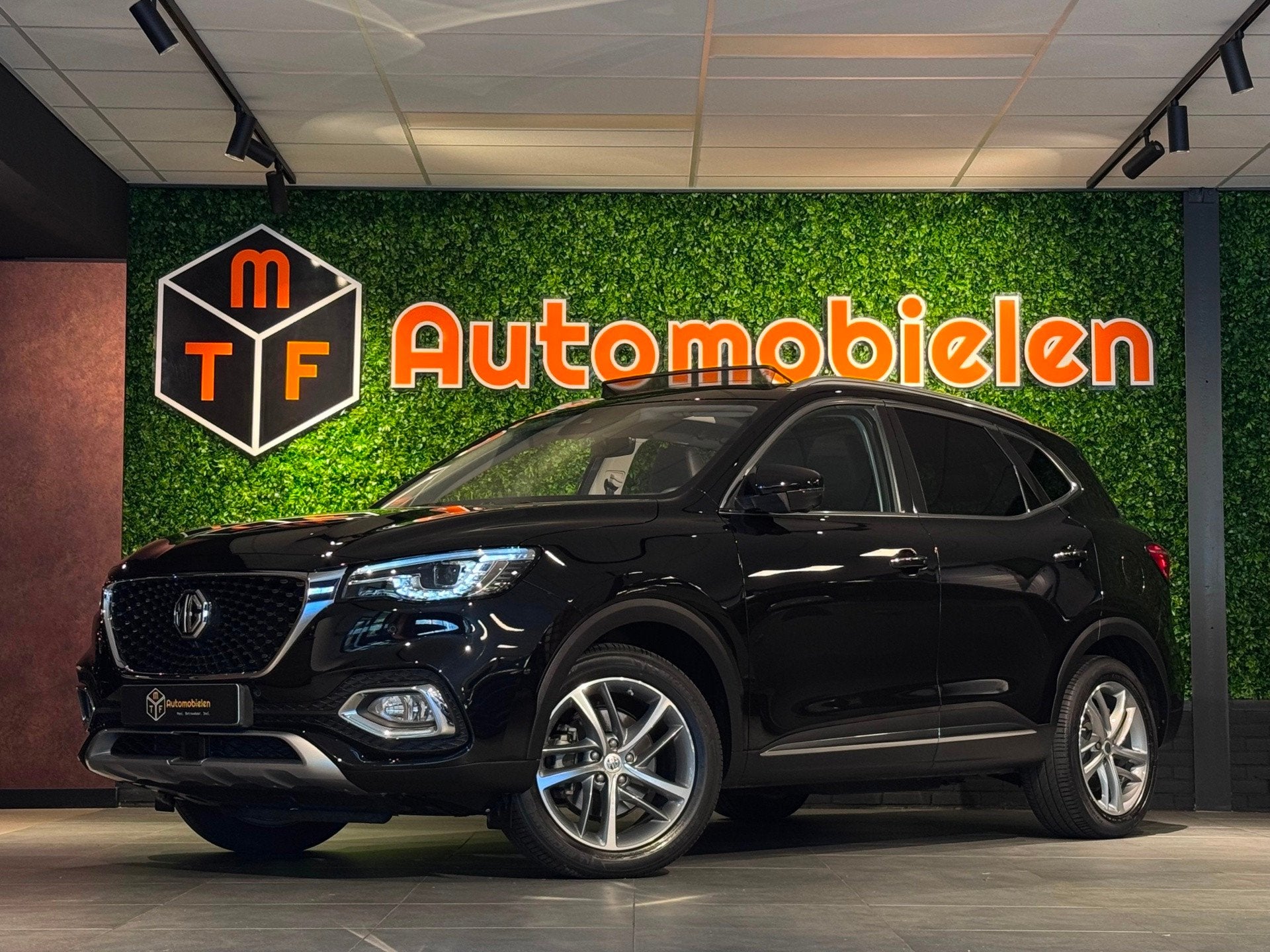 MG EHS 1.5 TGDI Luxury 258 PK PHEV |PANO|360CAMERA|VIRTUAL|P, Dealer onderhouden, Gebruikt, 4 cilinders, Zwart