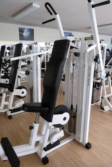 Technogym Vertical Traction Krachtstation, Sport en Fitness, Ophalen, Armen, Krachtstation, Zo goed als nieuw
