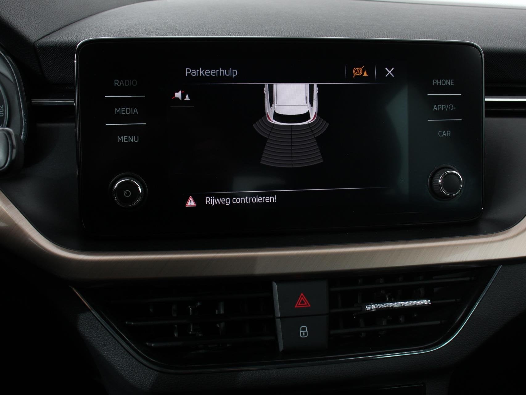 Skoda Kamiq 1.0 TSI 110pk DSG Style Navigatie Apple Carplay, Gebruikt, Zwart, Bedrijf, 3 cilinders