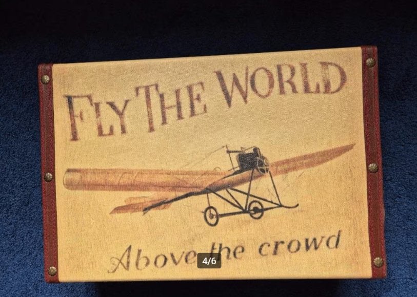 Koffertje Fly the World - Above the crowd - 10x36x24 cm, Antiek en Kunst, Verzenden