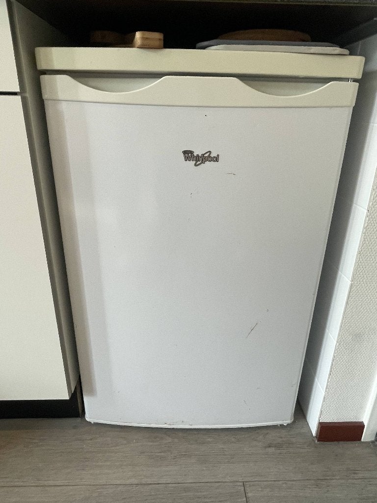 Koelkast Whirlpool met vriesvak, 85x55cm, Gebruikt, 100 tot 150 liter, Energieklasse A of zuiniger, 45 tot 60 cm