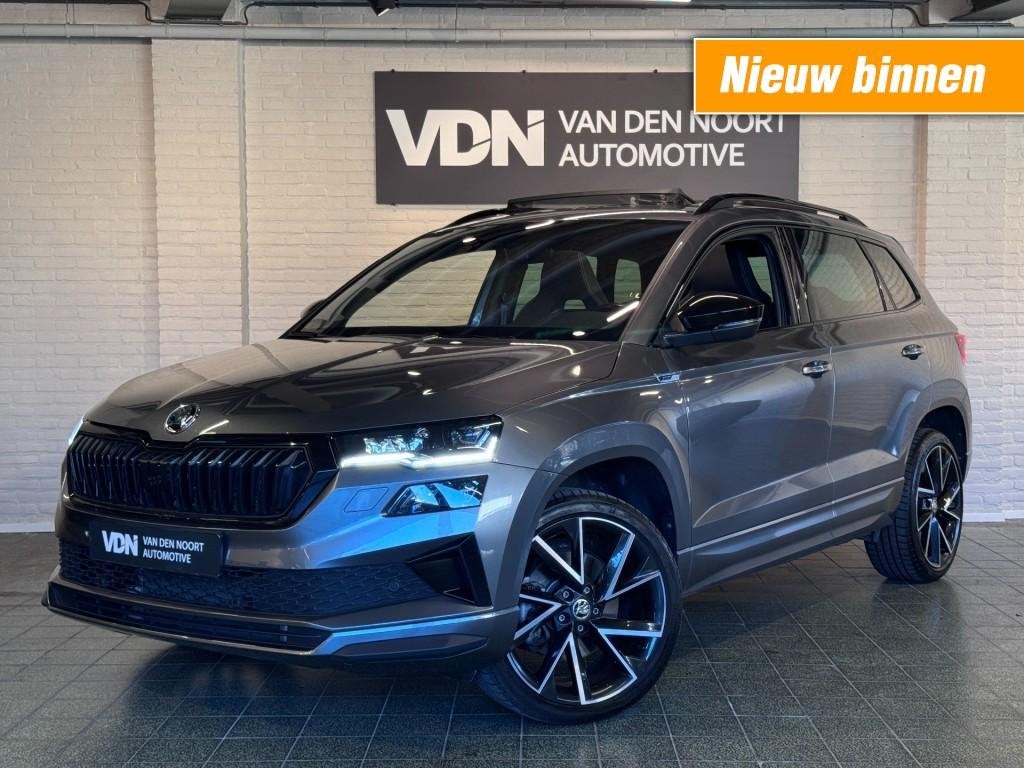 Skoda KAROQ 1.5 TSI Sportline Business Pano DCC Trekhaak ACC, Automaat, 4 cilinders, Karoq, Bedrijf