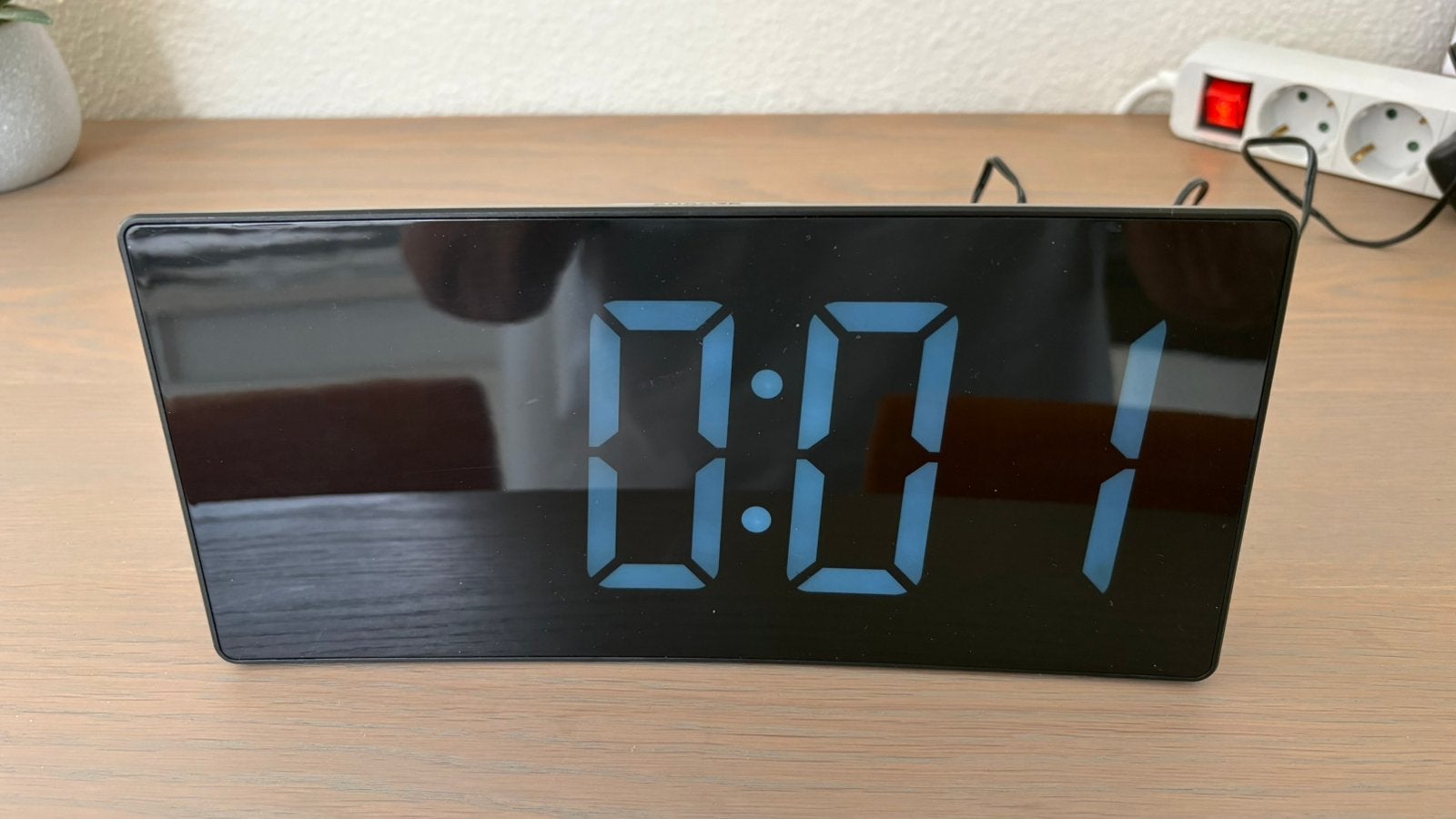 Digitale zwarte wekker/radio nieuw met grote cijfers, Ophalen of Verzenden, Nieuw, Digitaal