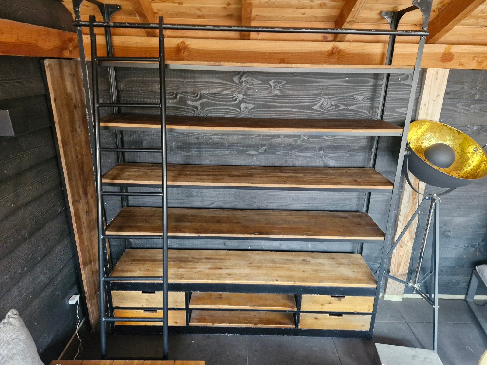 Industriële boekenkast met ladder en lades, Met plank(en), 200 cm of meer, 150 tot 200 cm, Zo goed als nieuw