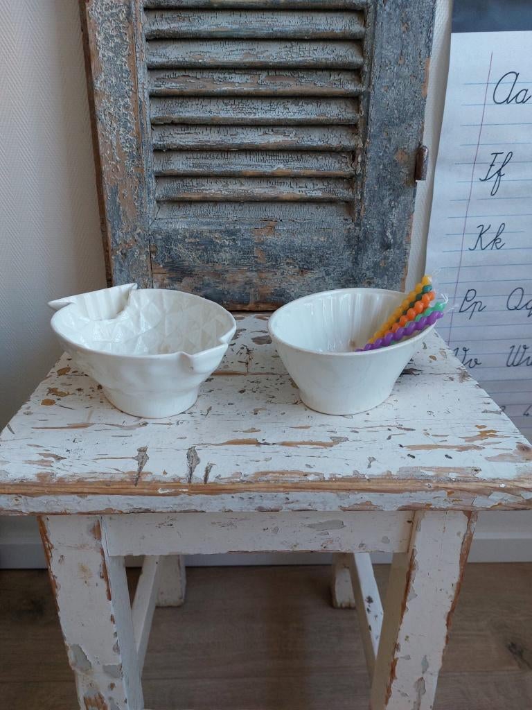 Twee oude puddingvormen, o.a. Regout, Ophalen of Verzenden